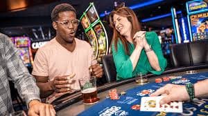 Panel kontrol taruhan Three Card Poker di live slot365 dengan tombol lanjut dan lipat